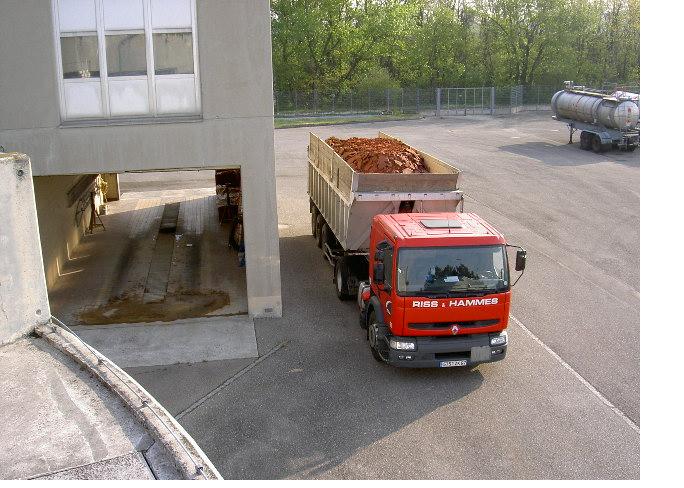 CAMION ET  LOCAL